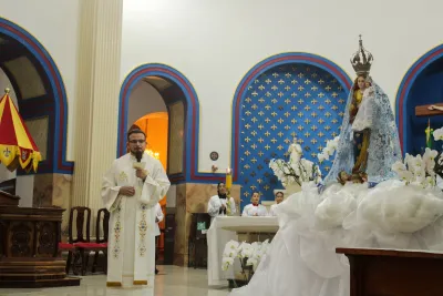 30 dia com Maria - Santa Missa e Coroação - Paróquia Nossa Senhora de Fátima (Araguari)