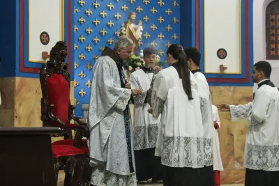 30 dia com Maria - Santa Missa e Coroação - Paróquia Nossa Senhora de Fátima (Araguari)