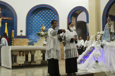 30 dia com Maria - Santa Missa e Coroação - Paróquia Nossa Senhora de Fátima (Araguari)
