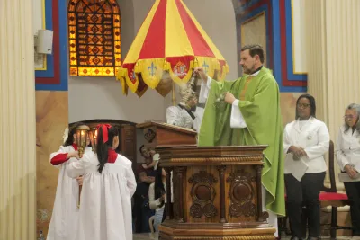 30 dia com Maria - Santa Missa e Coroação - Romeiros Devotos da Mãe Abadia da cidade de Araguari