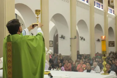 30 dia com Maria - Santa Missa e Coroação - Romeiros Devotos da Mãe Abadia da cidade de Araguari