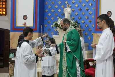 30 dia com Maria - Santa Missa e Coroação - Romeiros Devotos da Paróquia N. S. Mãe dos Homens (Estrela do Sul)