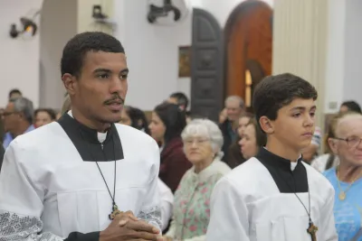 30 dia com Maria - Santa Missa e Coroação - Romeiros Devotos da Paróquia N. S. Mãe dos Homens (Estrela do Sul)