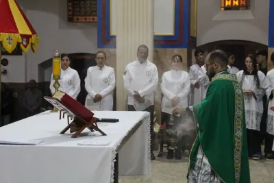 30 dia com Maria - Santa Missa e Coroação - Romeiros Devotos da Paróquia N. S. Mãe dos Homens (Estrela do Sul)