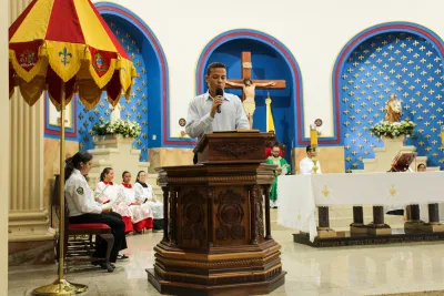 30 dia com Maria - Santa Missa e Coroação - Romeiros Devotos da Paróquia N. S. Mãe dos Homens (Estrela do Sul)