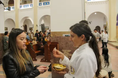 30 dia com Maria - Santa Missa e Coroação - Romeiros Devotos da Paróquia N. S. Mãe dos Homens (Estrela do Sul)