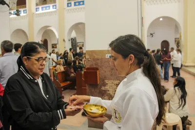 30 dia com Maria - Santa Missa e Coroação - Romeiros Devotos da Paróquia N. S. Mãe dos Homens (Estrela do Sul)