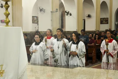 30 dia com Maria - Santa Missa e Coroação - Romeiros Devotos da Paróquia N. S. Mãe dos Homens (Estrela do Sul)