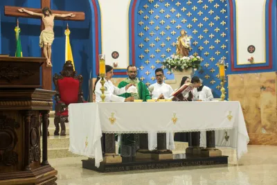 30 dia com Maria - Santa Missa e Coroação - Romeiros Devotos da Paróquia N. S. Mãe dos Homens (Estrela do Sul)