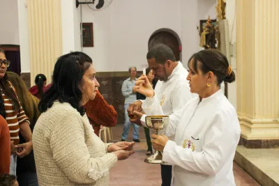 30 dia com Maria - Santa Missa e Coroação - Romeiros Devotos da Paróquia N. S. Mãe dos Homens (Estrela do Sul)