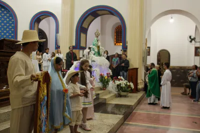 30 dia com Maria - Santa Missa e Coroação - Romeiros Devotos da Paróquia N. S. Mãe dos Homens (Estrela do Sul)