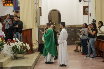 30 dia com Maria - Santa Missa e Coroação - Romeiros Devotos da Paróquia N. S. Mãe dos Homens (Estrela do Sul)