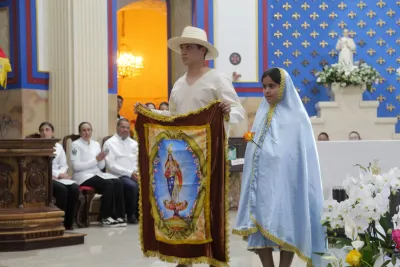 30 dia com Maria - Santa Missa e Coroação - Romeiros Devotos da Paróquia N. S. Mãe dos Homens (Estrela do Sul)
