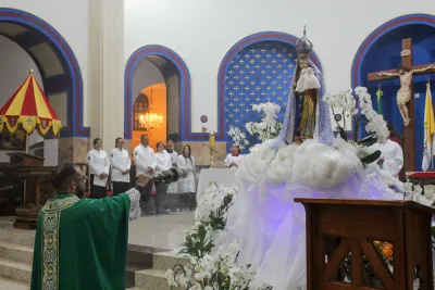 30 dia com Maria - Santa Missa e Coroação - Romeiros Devotos da Paróquia N. S. Mãe dos Homens (Estrela do Sul)