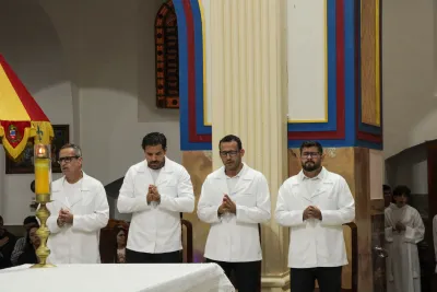 30 dia com Maria - Santa Missa e Coroação - Romeiros Devotos da Paróquia Nossa Senhora da Abadia Patrimônio (Uberlândia)