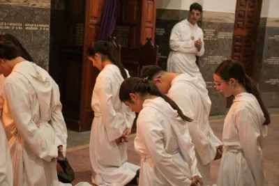 30 dia com Maria - Santa Missa e Coroação - Romeiros Devotos da Paróquia Nossa Senhora da Abadia Patrimônio (Uberlândia)