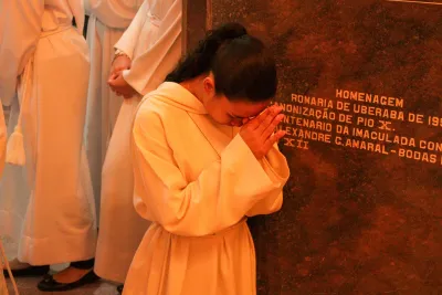 30 dia com Maria - Santa Missa e Coroação - Romeiros Devotos da Paróquia Nossa Senhora da Abadia Patrimônio (Uberlândia)