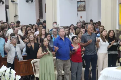 30 dia com Maria - Santa Missa e Coroação - Romeiros Devotos da Paróquia Nossa Senhora da Abadia Patrimônio (Uberlândia)