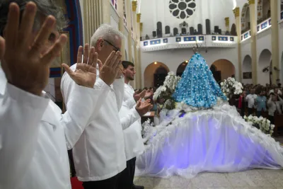 30 dia com Maria - Santa Missa e Coroação - Romeiros Devotos da Paróquia Nossa Senhora da Abadia Patrimônio (Uberlândia)