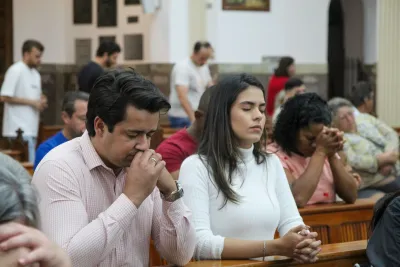 30 dia com Maria - Santa Missa e Coroação - Romeiros Devotos da Paróquia Nossa Senhora da Lapa (Vazante)
