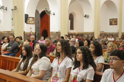 30 dia com Maria - Santa Missa e Coroação - Romeiros Devotos da Paróquia Nossa Senhora da Lapa (Vazante)