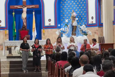 30 dia com Maria - Santa Missa e Coroação - Romeiros Devotos da Paróquia Nossa Senhora de Fatima (Monte Carmelo)