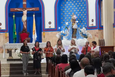 30 dia com Maria - Santa Missa e Coroação - Romeiros Devotos da Paróquia Nossa Senhora de Fatima (Monte Carmelo)