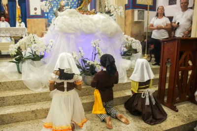 30 dia com Maria - Santa Missa e Coroação - Romeiros Devotos da Paróquia Nossa Senhora de Fatima (Monte Carmelo)
