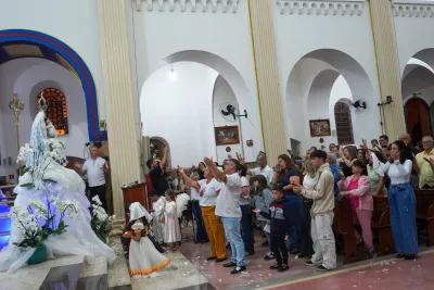 30 dia com Maria - Santa Missa e Coroação - Romeiros Devotos da Paróquia Nossa Senhora de Fatima (Monte Carmelo)