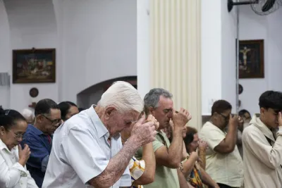 30 dia com Maria - Santa Missa e Coroação - Romeiros Devotos da Paróquia Nossa Senhora de Fatima (Monte Carmelo)
