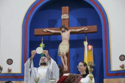 30 dia com Maria - Santa Missa e Coroação - Romeiros Devotos da Paróquia Nossa Senhora de Fatima (Monte Carmelo)