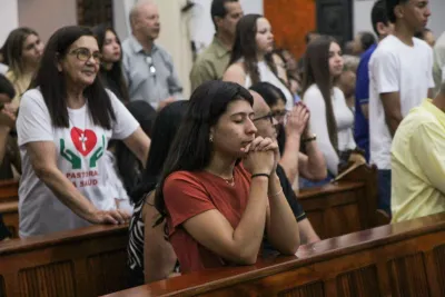 30 dia com Maria - Santa Missa e Coroação - Romeiros Devotos da Paróquia Nossa Senhora de Fatima (Monte Carmelo)