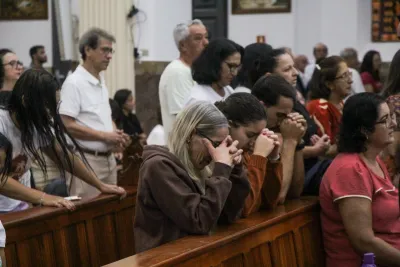 30 dia com Maria - Santa Missa e Coroação - Romeiros Devotos da Paróquia Nossa Senhora de Fatima (Monte Carmelo)