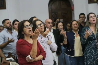 30 dia com Maria - Santa Missa e Coroação - Romeiros Devotos da Paróquia Nossa Senhora de Fatima (Monte Carmelo)