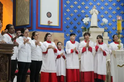 30 dia com Maria - Santa Missa e Coroação - Romeiros Devotos da Paróquia Nossa Senhora de Fatima (Monte Carmelo)