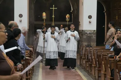 30 dia com Maria - Santa Missa e Coroação - Romeiros Devotos da Paróquia Nossa Senhora do Carmo (Uberlândia)
