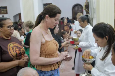 30 dia com Maria - Santa Missa e Coroação - Romeiros Devotos da Paróquia Nossa Senhora do Carmo (Uberlândia)