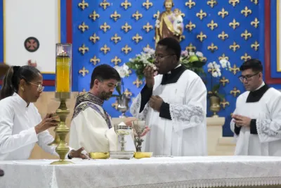 30 dia com Maria - Santa Missa e Coroação - Romeiros Devotos da Paróquia Nossa Senhora do Carmo (Uberlândia)