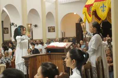 30 dia com Maria - Santa Missa e Coroação - Romeiros Devotos da Paróquia Nossa Senhora do Carmo (Uberlândia)
