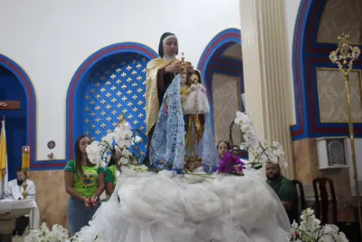 30 dia com Maria - Santa Missa e Coroação - Romeiros Devotos da Paroquia Santa Terezinha (Patrocinio)
