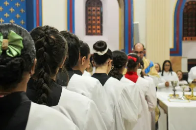 30 dia com Maria - Santa Missa e Coroação - Romeiros Devotos da Paróquia São João Batista (Cascalho Rico)