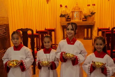 30 dia com Maria - Santa Missa e Coroação - Romeiros Devotos da Paróquia São João Batista (Cascalho Rico)