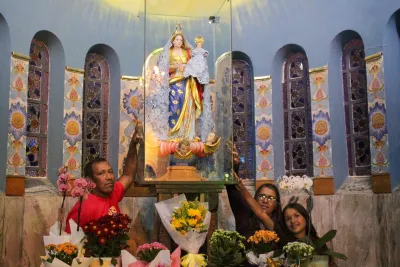 30 dia com Maria - Santa Missa e Coroação - Romeiros Devotos da Paróquia São João Batista (Cascalho Rico)