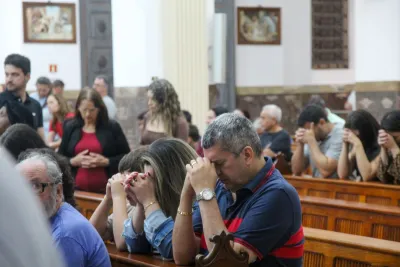 30 dia com Maria - Santa Missa e Coroação - Romeiros Devotos da Paróquia São Sebastião (Araguari)
