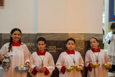 30 dia com Maria - Santa Missa e Coroação - Romeiros Devotos da Paróquia São Sebastião (Araguari)
