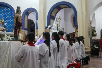 30 dia com Maria - Santa Missa e Coroação - Romeiros Devotos da Paróquia São Sebastião (Araguari)