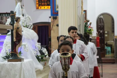 30 dia com Maria - Santa Missa e Coroação - Romeiros Devotos da Paróquia São Sebastião (Araguari)