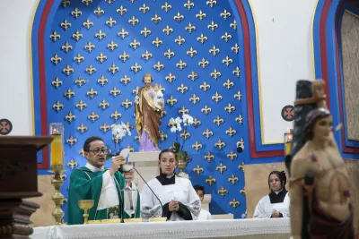 30 dia com Maria - Santa Missa e Coroação - Romeiros Devotos da Paróquia São Sebastião (Araguari)