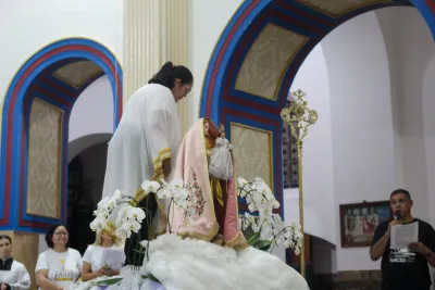 30 dia com Maria - Santa Missa e Coroação - Romeiros Devotos da Paróquia São Sebastião (Araguari)