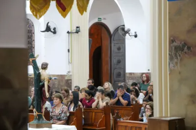 30 dia com Maria - Santa Missa e Coroação - Romeiros Devotos da Paróquia São Sebastião (Araguari)